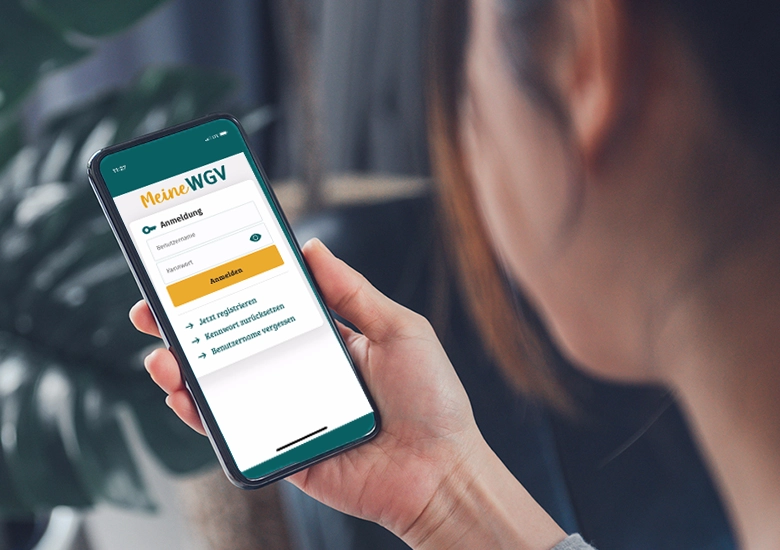 Frau nutzt die Meine WGV App auf dem Smartphone zur Anmeldung im Kundenportal