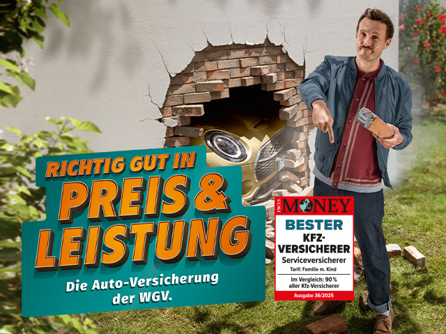 Ein lächelnder Mann steht vor einer kaputten Hauswand, aus der ein qualmendes Auto ragt. Richtig gut in Preis und Leistung: Die Autoversicherung der WGV.